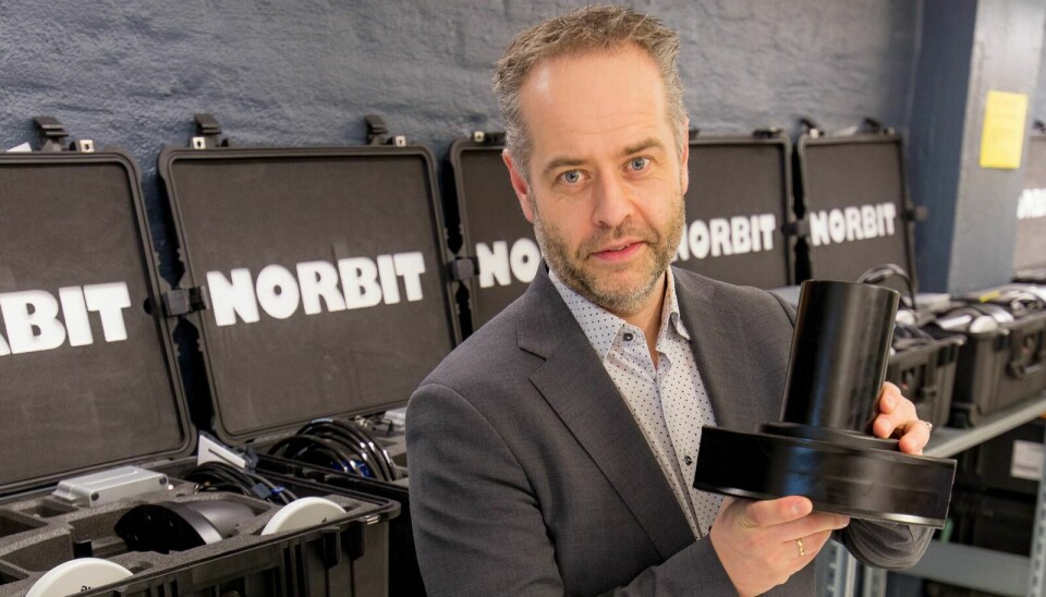 TILLIT: Administrerende direktør i Norbit, Per Jørgen Weisethaunet sier at det er tillit som er nøkkelen til storkontraktene. Her viser han fram en Sonar som er et produkt som produserer i Selbu og i Trondheim. Foto: Norbit