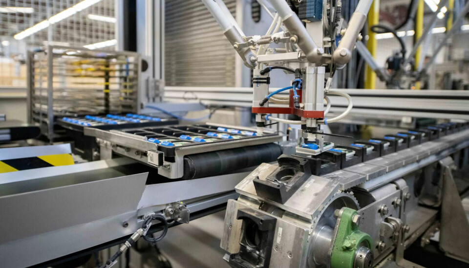 ROBOTISERT: Deler av produksjonen ved Norbit på Røros er robotisert. Her plasserer roboten elektronikk til bombrikkene på produksjonslinja som ferdigstiller og pakker brikkene.