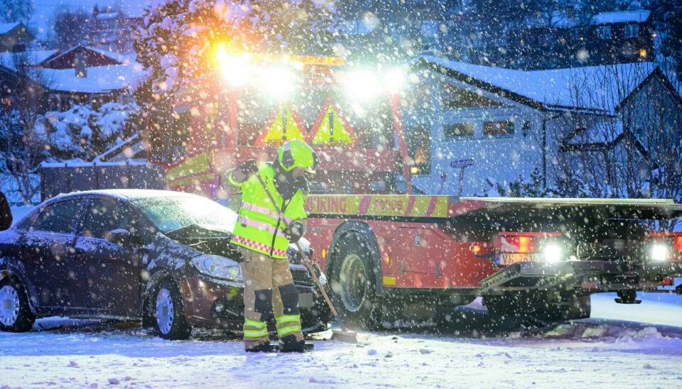 IKKE KJØRBAR: En av bilene var ikke kjørbar etter trafikkulykken og ble hentet av bergingsbil. Foto: Trond Haugan