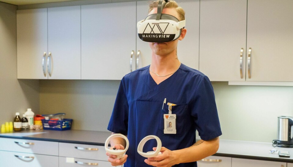 VR-KURS: Røros kommune har til test ett sett VR-briller som skal effektivisere kursing av helsepersonel. Arne Stavløkk har testet konseptet og er godt fornøyd. Foto: Ingrid Hemming
