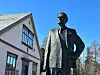 FLYTTE TIL BIBLIOTEKET?: Statuen av Johan Falkberget som i dag står ved stasjonsbygninga bør flyttes til utenfor det nye biblioteket, mener innleggsforfatteren. Foto: Marius Haugan Lillegjære