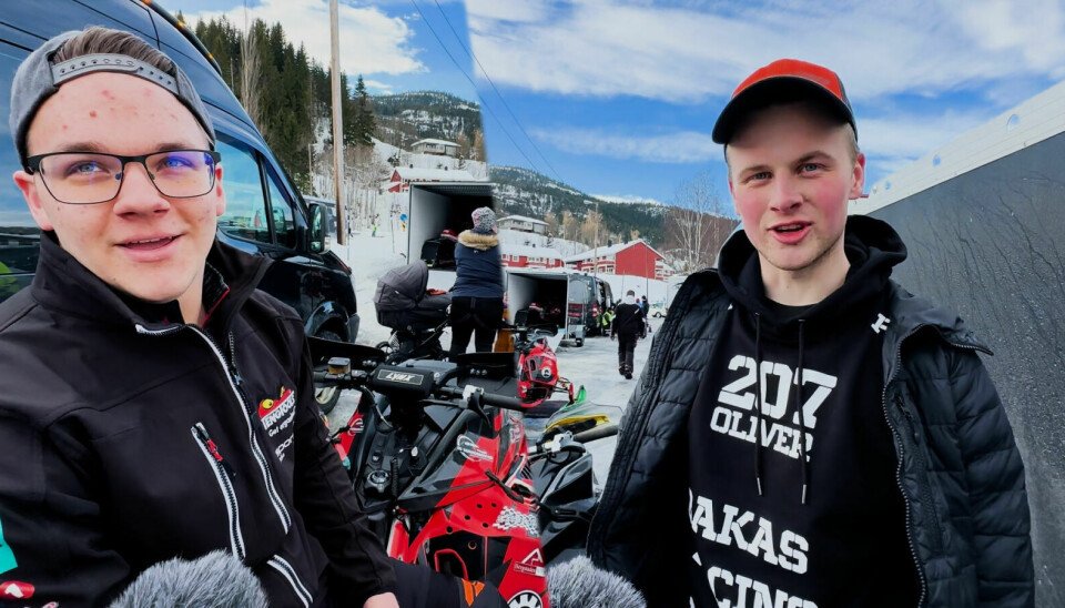 LOKALE DELTAKERE: Ørjan Aasen Aune (t.v.) og Oliver Håkensen var blant deltakerne i norgesmesterskapet i snowcross. Foto: Morten Haugseggen