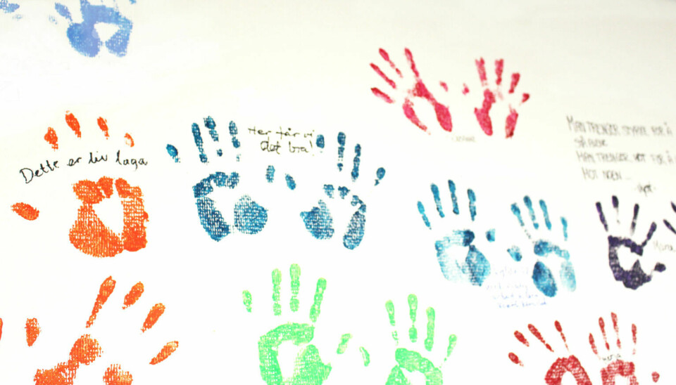 Illustrasjonsbilde fra «håpets vegg» på et veiledningssenter som viser håndavtrykk av pårørende som har fått hjelp der. Foto: Norske Kvinners Sanitetsforening