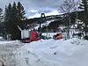 JOBBES PÅ STEDET: Fredag formiddag er Rønningsvegen fortsatt stengt. Det jobbes i skrivende stund med avlessing av salt fra hengeren. Foto: Fjell-Ljom-tipser