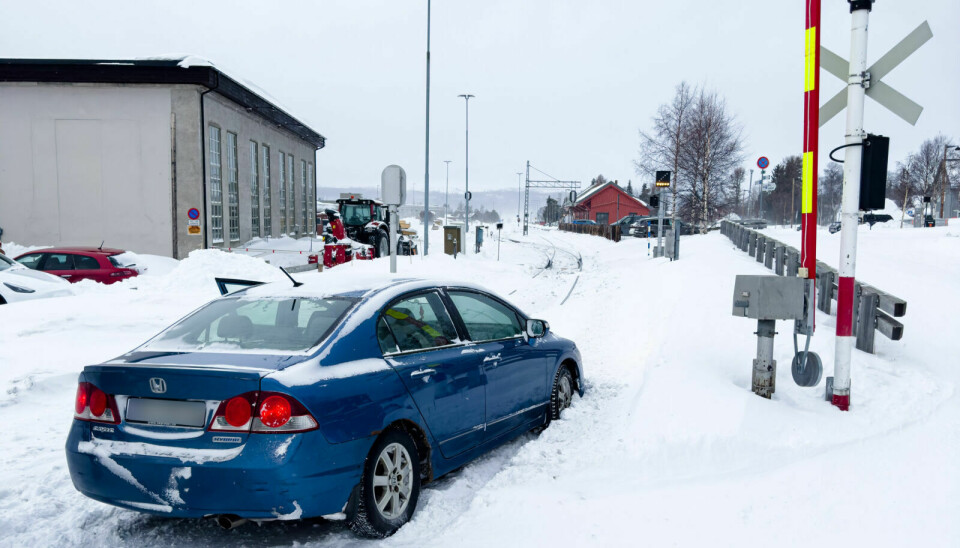 SATT FAST: En personbil ble stående fast omkring 10 minutter på toglinja nedenfor Bergstadens Hotel i dag tidlig. Føreren av bilen ble forvirret på grunn av mye snø i lufta. Foto: Morten Haugseggen