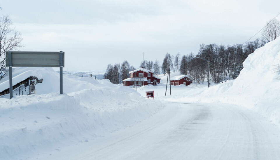 STENGT: Fv 6532, langs nordsida av Aursunden mellom Glåmos og Brekken er nå stengt på grunn av uvær. Ny vurdering i morgen, søndag. Arkivfoto: Marit Manfredsdotter.
