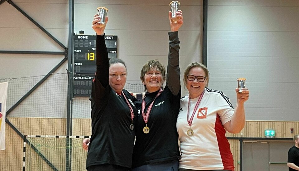 GULL: Monicha Nergaard på pallen med Katrine Storesund fra Bergen på 2. plass og Marthe Wraalsen fra Grenland på 3. plass. Foto: H.E.G. idrettslag