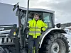 EN MANN FOR SIN TRAKTOR: Krister Hårstad (19) blir kanskje ikke statsviter. Men så er det heller ikke en statsviter man trenger når oppkjørselen skal brøytes eller veden kappes. Det er nettopp slike tjenester det nye selskapet Fjell Hjelp tilbyr. Foto: Marius Haugan Lillegjære