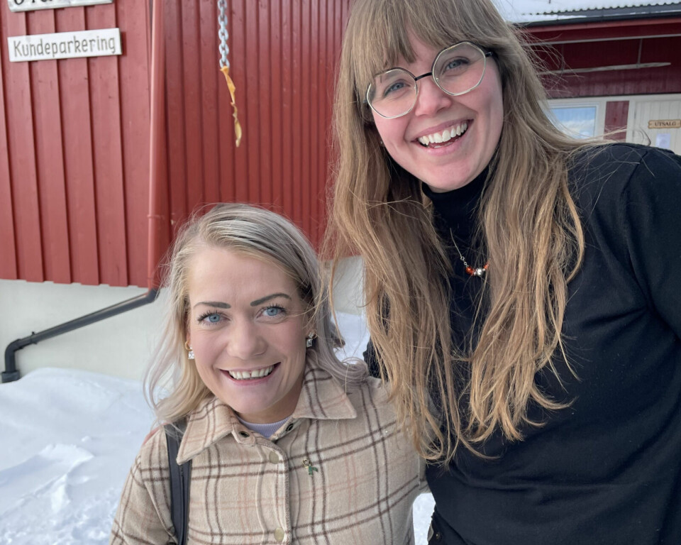 BESØK PÅ SLAKTERIET: Daglig leder Johanne Stensaas og landbruks- matminister og Sandra Borch møttes også da ministeren var på bedriftsbesøk på Stensaas reinsdyrslakteri. I kveld skal de spise middag som en del av den internasjonale kvinnedagen. Foto: Privat BESØK PÅ SLAKTERIET: Daglig leder Johanne Stensaas og landbruks- matminister og Sandra Borch møttes også da ministeren var på bedriftsbesøk på Stensaas reinsdyrslakteri. I kveld skal de spise middag som en del av den internasjonale kvinnedagen. Foto: Privat