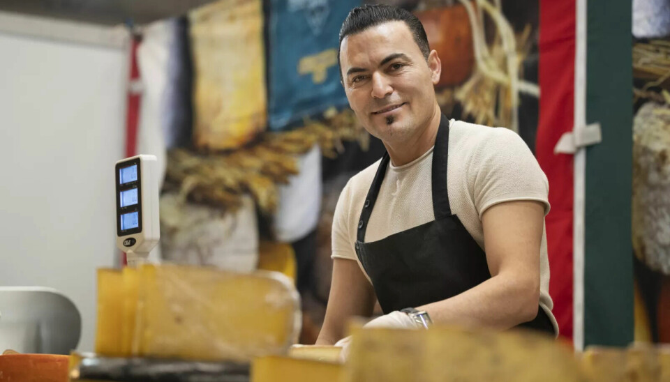 ITALIENSKE DELIKATESSER: Italieneren Shakhawan tilbyr ost, skinke og oliven fra sydlige strøk. Fjell-Ljoms frittgående og -talende reporter måtte selvsagt smake på varene. Se reaksjonen hans i videoen! Foto: Trond Haugan