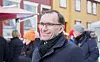 STATSRÅD PÅ MARTNA: Klima- og miljøminister Espen Barth Eide var på Røros og Rørosmartnan for første gang, men det blir nok ikke den siste. – Jeg har allerede forhørt meg om skiløyper, sa han smilende på slutten av dagen. Foto: Ingrid Hemming