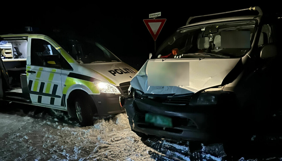 KOLLISJON: En av de tre bilene som var involvert i kjedekollisjonen på Fv. 30 i Haltdalen ved Strandvegen. Foto: Eva Haukdal