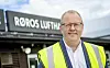 GLADNYHETER: Lufthavnsjef ved Røros lufthavn, Gudbrand Rognes, har mye å glede seg over. Torsdag kom nyheten om at flyruta til og fra Røros får tilbake nattparkering fra april 2024, samt at billettprisene reduseres kraftig. Litt senere på dagen kom gode trafikktall for februar måned. Foto: Cecilie Bergan Stuedal