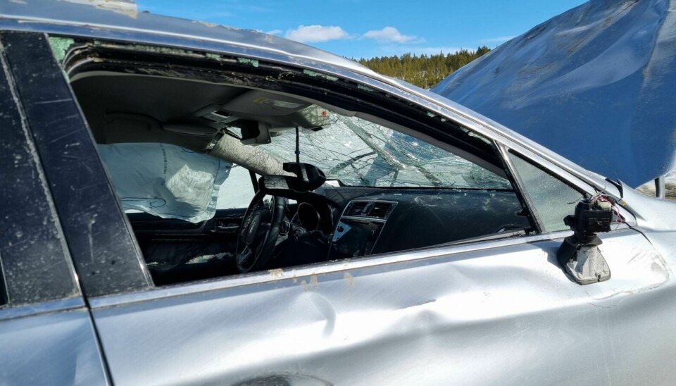 STORE SKADER: Den ene bilen ble påført store skader i ulykka. Føreren ble fraktet til Tynset sykehus for helsesjekk. Foto: Ingrid Hemming STORE SKADER: Den ene bilen ble påført store skader i ulykka. Føreren ble fraktet til Tynset sykehus for helsesjekk. Foto: Ingrid Hemming