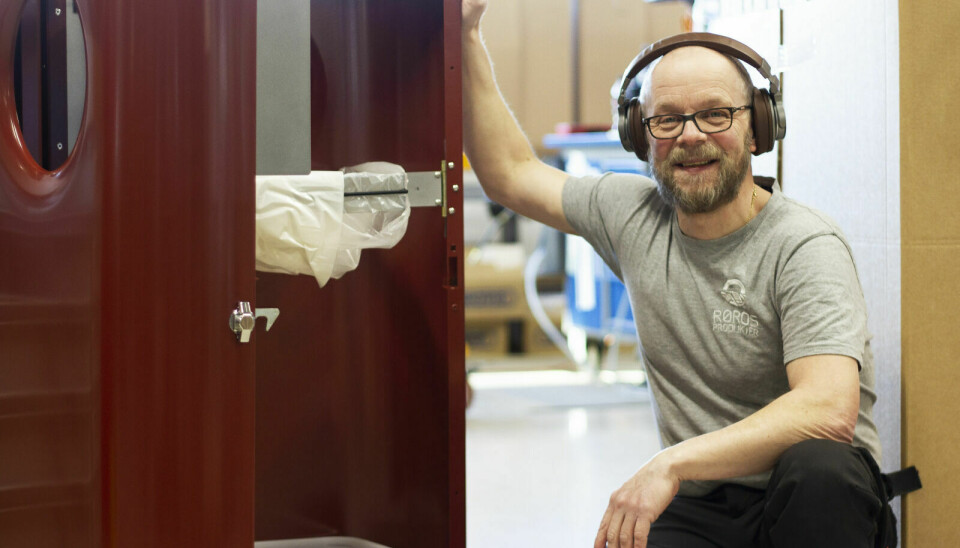 RESTAURERT: Montør Jan Petter Bryhildsvoll fikk jobben med å restaurere avfallsmøblene. Foto: Røros produkter