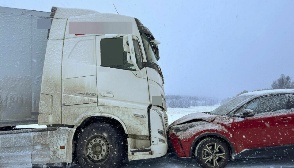 KOLLISJON: Fredag ettermiddag kolliderte en semitrailer og en personbil i Sundbakken, Fv. 531 på Røros. Foto: Morten Haugseggen