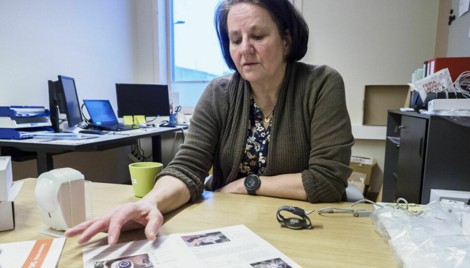 KOMMER SNART: I løpet av februar vil Røros kommune begynne testing av en ny medisindispenser som kan sende alarm hvis pasienten ikke tar medisinen sin. – Jeg har stor tro på at denne vil hjelpe oss mye, sier Tørres Lindstad. Foto: Ingrid Hemming