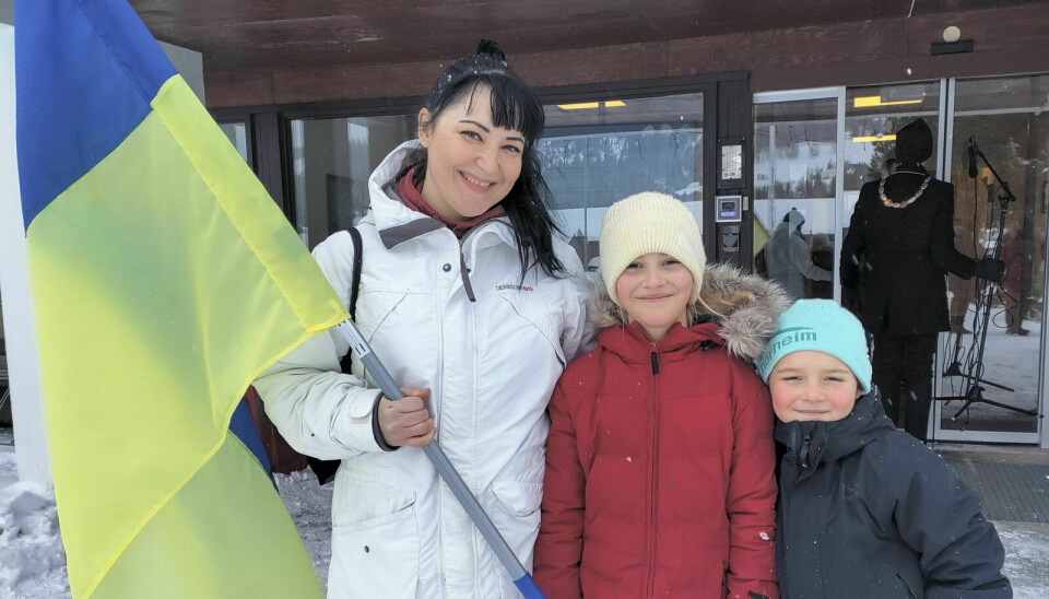 TRIVES I HOLTÅLEN: Olena Donich og hennes to barn trives i Holtålen, selv om årsaken til at de havnet her er alt annet enn trivelig. Foto: Monika Rønning
