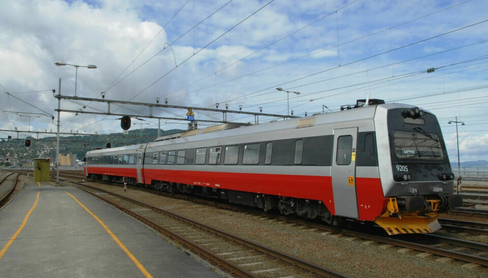 GÅR FORTSATT: Togsettene som heter type 92 ble satt i drift på midten av 80-tallet og er fortsatt det mest brukte toget på Rørosbanen. Toget har 143 sitteplasser. Foto: norsketog.no