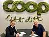 SIGNERING: Anders Grimsmo (til venstre) fra Consto og Torbjørn Skei fra Coop Midt-Norge signerte i november 2019 avtalen for oppgradering av Domussenteret på Røros. Foto: Coop Midt-Norge