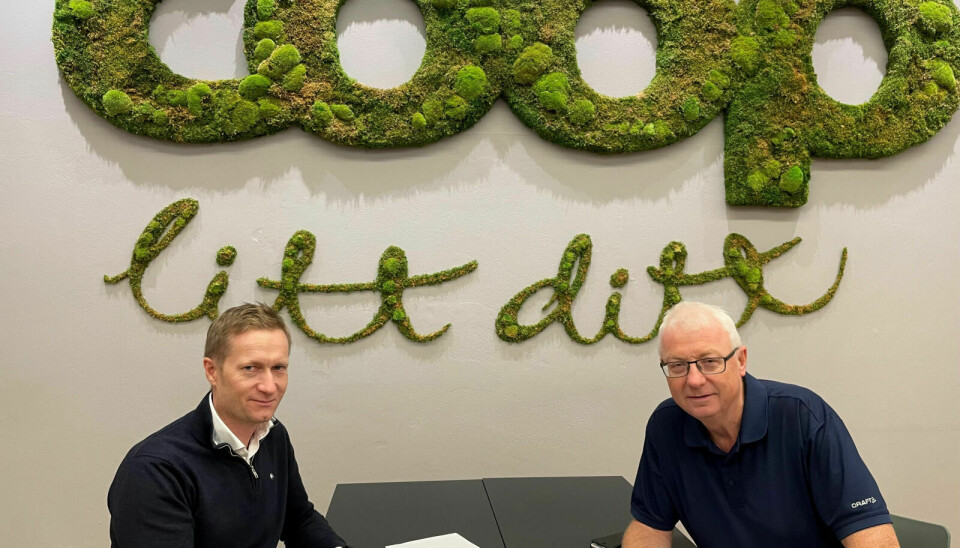 SIGNERING: Anders Grimsmo (til venstre) fra Consto og Torbjørn Skei fra Coop Midt-Norge signerte i november 2019 avtalen for oppgradering av Domussenteret på Røros. Foto: Coop Midt-Norge