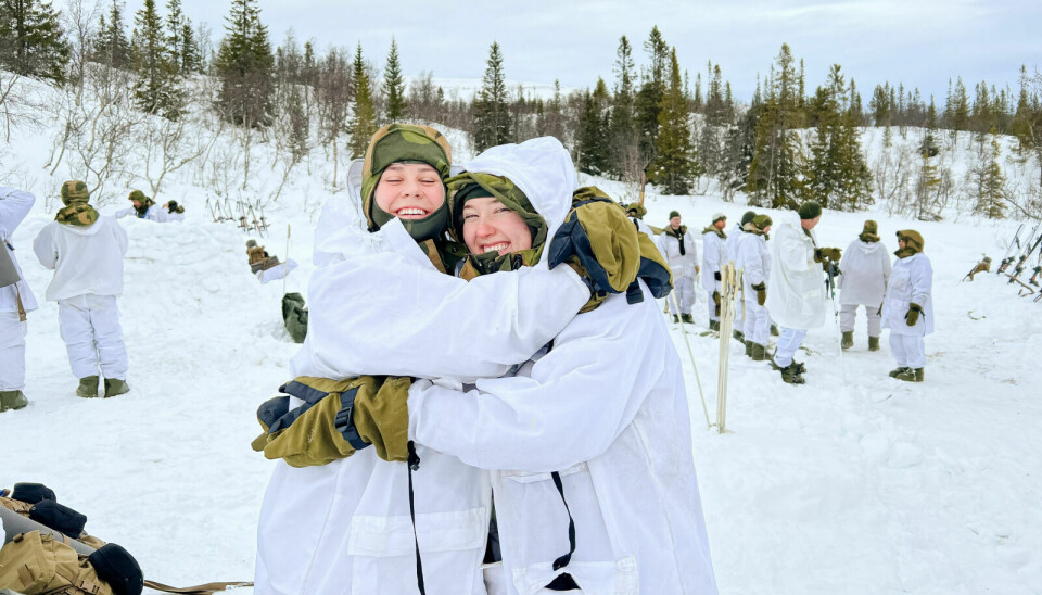 NOREX: Lucy Miller, til venstre, og Emily Blonigen har vært i Norge på militær utveksling gjennom Norex. De forteller at det er en 'big deal' å bli valgt ut til å delta på utvekslingen og få være med til Norge for å drive med vintertrening. Foto: Privat