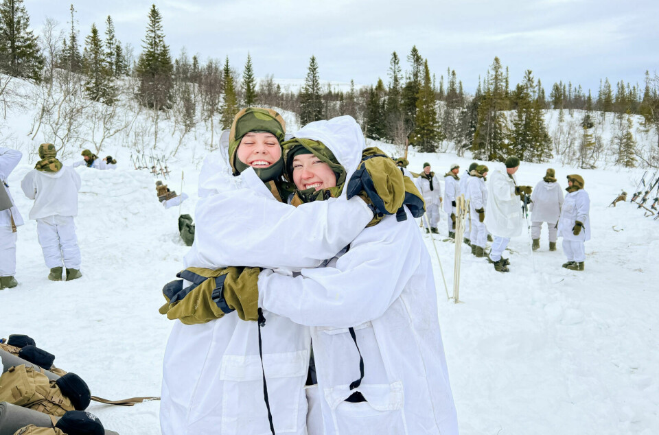 NOREX: Lucy Miller, til venstre, og Emily Blonigen har vært i Norge på militær utveksling gjennom Norex. De forteller at det er en 'big deal' å bli valgt ut til å delta på utvekslingen og få være med til Norge for å drive med vintertrening. Foto: Privat