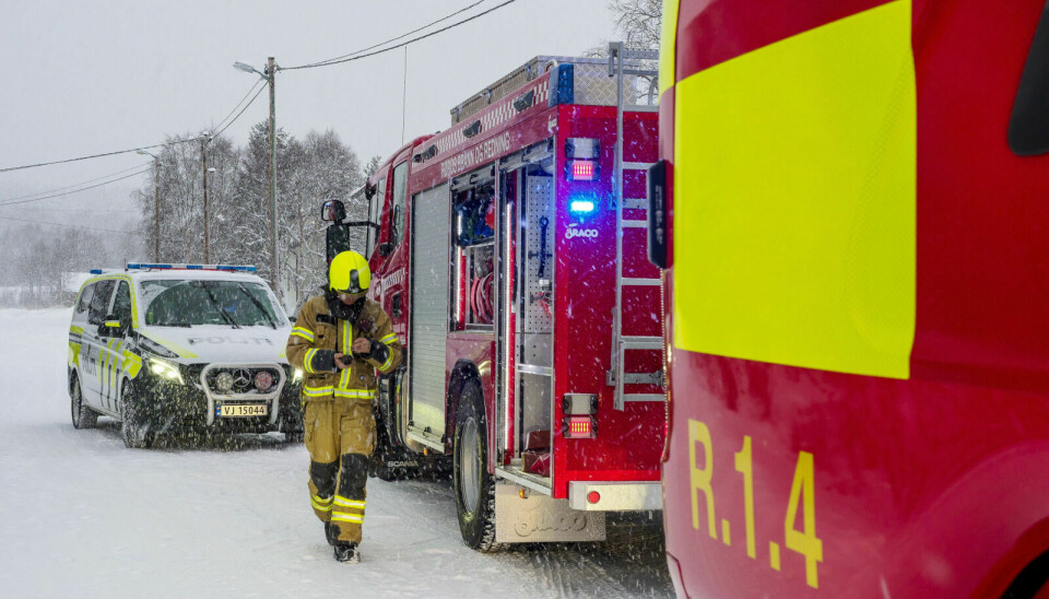 BRANNTILLØP: To politibiler, en ambulanse og to brannbiler har rykket ut til en branntilløp i Stormoveien på Røros. Foto: Ingrid Hemming