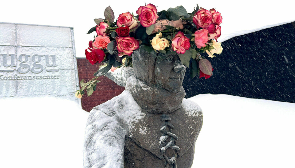 HEDRER KVINNER: Marcus Becker har pyntet på An-Magritt ved Storstuggu på kvinnedagen. Foto: Markus Becker