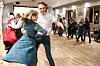DANSEGLEDE OG FULL FART: Dansegulvet var fullt helt fra start til slutt. Danseglade mennesker fra hele fjellregionen møttes i Hessdalen. Foto: Kari Vårhus