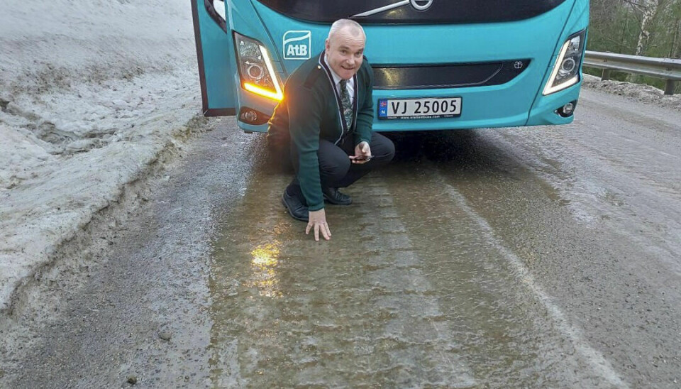 SPEILBLANKT: Bussjåfør Arne Drøyvollsmo har 25 års fartstid. Dette er bare andre gang han har vurdert kjøreforholdene som så vanskelige at han rett og slett måtte stanse. Foto: Tore Østby