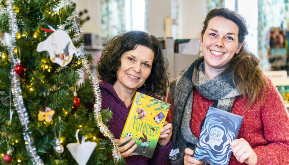LESETIPS: Ellen Vibeke Solli Nygjelten (t.v) og Mari Snortheim ved Røros bibliotek med to bøker de anbefaler å lese i jula. Foto: Nils Kåre Nesvold