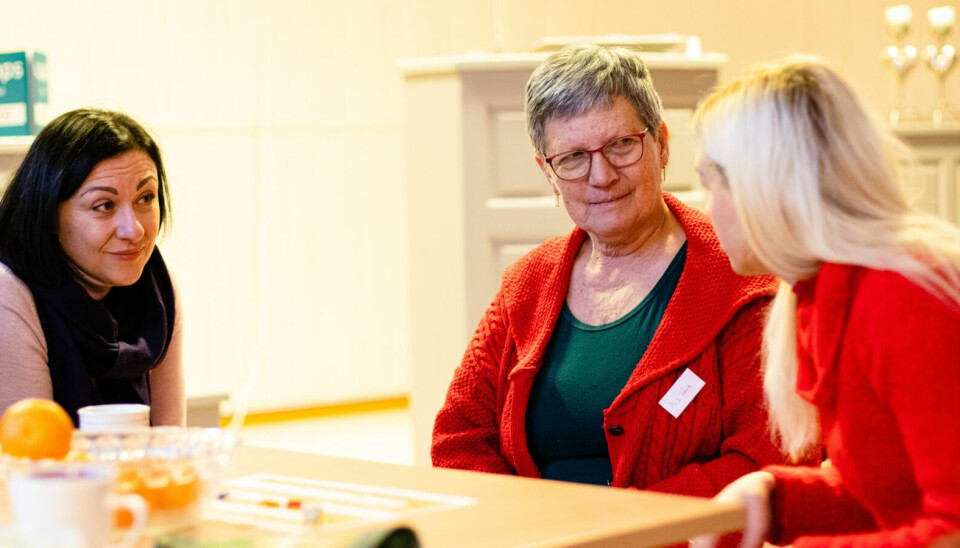 SAMTALE: Aud Tove Sundberg, i midten, er frivillig og her i samtale med Alina Tarasova, til høyre, som er forholdsvis fersk på Røros. Tarasova er i full gang med å lære norsk, men er fortsatt avhengig av hjelp fra Lena Skogås, som er både frivillig, ansatt i Røros kommune og oversetter. Foto: Morten Haugseggen SAMTALE: Aud Tove Sundberg, i midten, er frivillig og her i samtale med Alina Tarasova, til høyre, som er forholdsvis fersk på Røros. Tarasova er i full gang med å lære norsk, men er fortsatt avhengig av hjelp fra Lena Skogås, som er både frivillig, ansatt i Røros kommune og oversetter. Foto: Morten Haugseggen