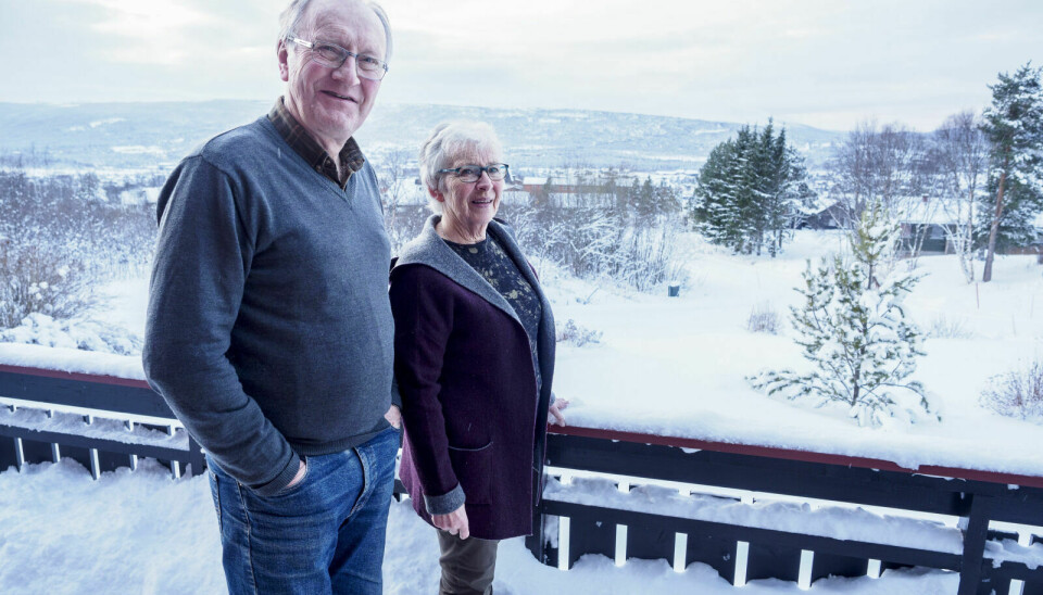 UTSIKTEN: Kari og Jon Indset har bodd i Volaveien i 30 år, og ser stadig biler med problemer langs veien. – Herifra har vi sett mange som har slitt nede i krysset, sier de samstemte fra verandaen. Foto: Ingrid Hemming