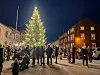 JULEGRANTENNING: Når grana er tent, lyses hele gata opp. Foto: Nora Hunter Drøyvollsmo