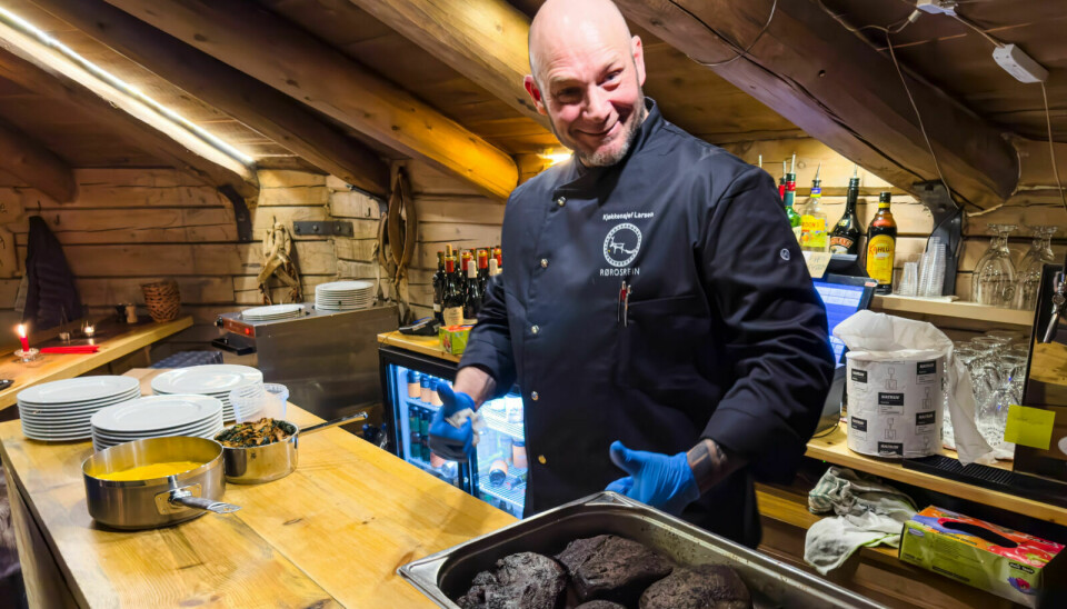 MYE NYTT: Øyvind Larsen er forholdsvis nyansatt kjøkkensjef i Rørosrein. Han har tidligere jobbet for Arne Brimi, og har sammen med de andre ansatte komponert menyen som blir servert i koia til Rørosrein fra og med januar 2023. Foto: Morten Haugseggen