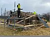 GJØRES FERDIG: Arbeidet med lafting av huset Bortpå Moa er gjennomført av elever ved Røros videregående skole sammen med bygningsvernsenteret. Nylig ble det lagt midlertidig tak før snøen kommer. Foto: Ole Ragnar Langen