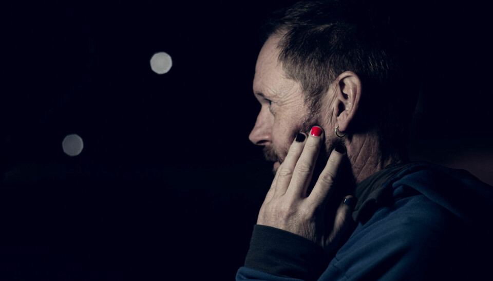 STILLE PROTEST: Ved å bruke neglelakk og ring i øret, markerer Hans Oddvar Stuenes sin støtte til Safari som ble angrepet i Oslo nettopp for å bruke neglelakk og ring i øret. Foto: Morten Haugseggen