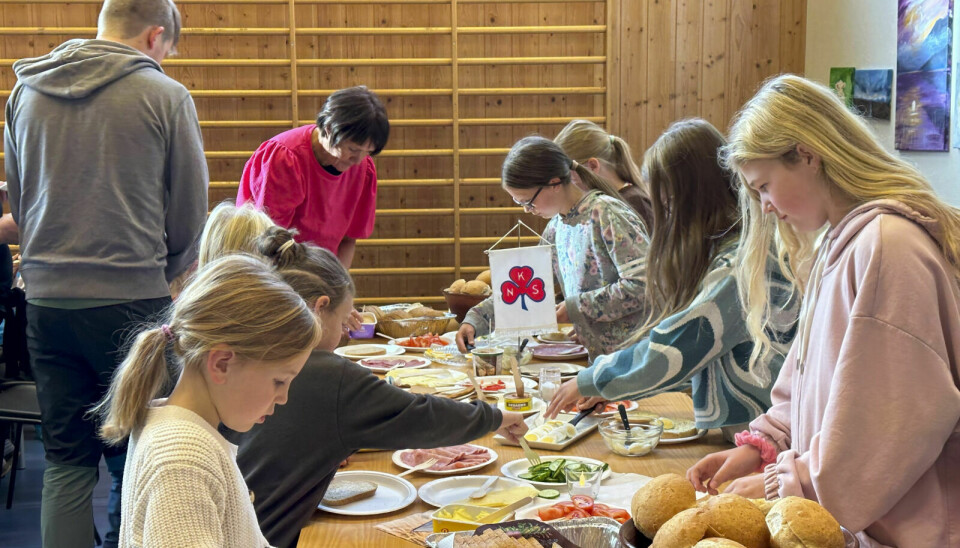 STERK TRADISJON: Den årlige høstfrokosten som Haltdalen Sanitetsforening arrangerer for Haltdalen oppvekstsenter har blitt en sterk tradisjon. Foto: Marius Haugan Lillegjære