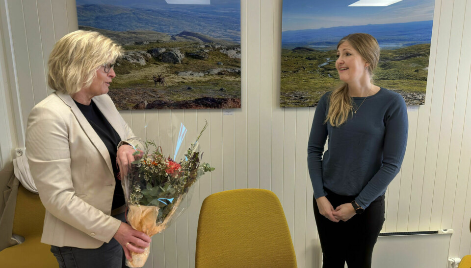 BLE LITT RØRT: Siri Hegseth (t.h.) fikk blomster av rektor Ann-Iren Heksem ved Hov skole. Foto: Marius Haugan Lillegjære