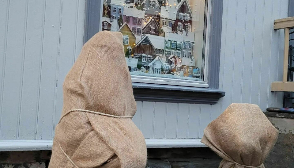 STOLT: Ragnhild Bjerkan ved Lille Røros er stolt over at treskulptør Lukas Kubiak har laget en helt egen Rørosnisse med kompanjong som vil dekorere Kjerkgata fram mot jul. Foto: Privat