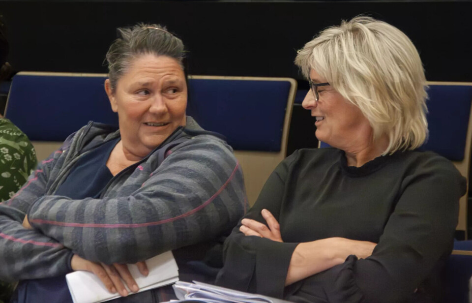 FIKK VILJEN SIN: Rektorene Jorun Engan (t.v.) og Ann-Iren Heksem ved henholdsvis Haltdalen oppvekstsenter og Hov skole, var til stede i møtet og svarte på flere spørsmål fra politikerne. De fikk gehør for sin anbefaling fra et klart flertall. Foto: Marius Haugan Lillegjære