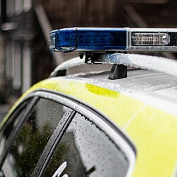 Slo politimann i ansiktet