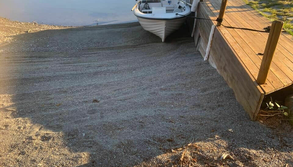 VANSKELIG: Det har blitt ekstra vanskelig å få ut båten på Aursunden i høst. Årsaken er nedtapping i forbindelse med vedlikehold ved Kuråsfossen kraftverk. Foto: Terje Lien