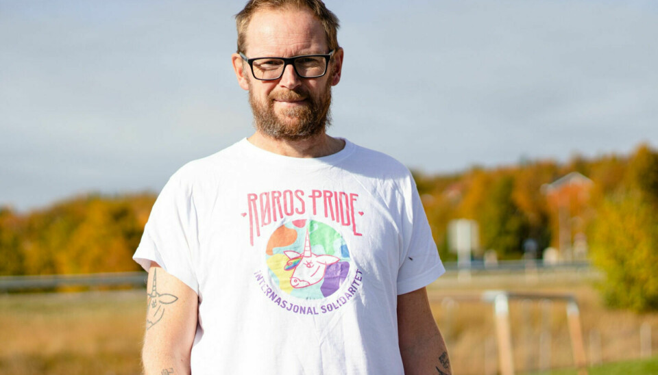LEDER: Hans Oddvar Stuenes er leder i Røros Pride. I denne podcasten snakker han om årets og fjorårets Pride-markering. Foto: Morten Haugseggen