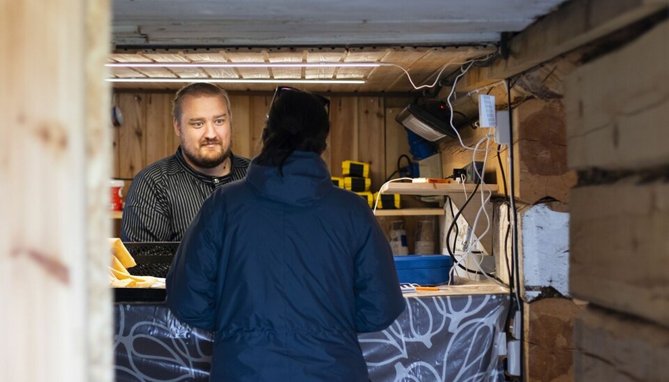 UTSOLGT: Her går det aller siste brødet Hans Peter Skjerdingstad Finnland hadde for salg under bakstgildet i Skjerdingstadgården. Nå planlegger han egen steinovn. Foto: Morten Haugseggen UTSOLGT: Her går det aller siste brødet Hans Peter Skjerdingstad Finnland hadde for salg under bakstgildet i Skjerdingstadgården. Nå planlegger han egen steinovn. Foto: Morten Haugseggen