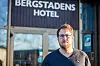 PARK: Direktør ved Bergstadens Hotel, Kenneth Ericson, har engasjert seg i parken på Nilsenhjørnet. Han mener den vil få folk til å bli enda lenger på Røros og skape mer aktivitet i områdene rundt. Foto: Marit Langseth