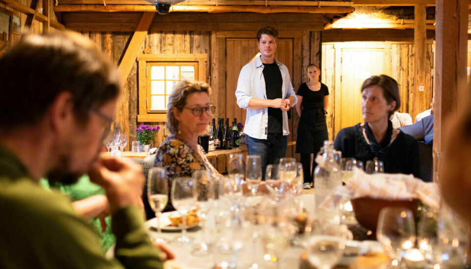 SOMMELIER: Kim Waldahl Hasund er utdannet vinkelner og sommelier. En viktig del av en vinsmakingskveld er å lytte til og svare på spørsmål fra gjestene, som han gjør her. Foto: Morten Haugseggen