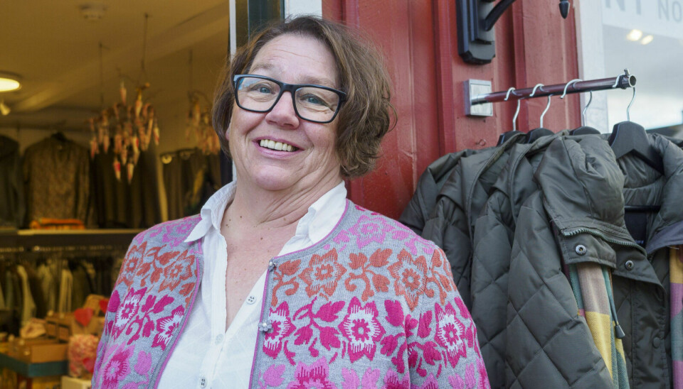 NY NORSK DESIGN: Marit Mesteig startet denne uka som butikksjef hos Ny norsk design i gata. Hun kom fra jobben som butikksjef hos Lanullva lengere ned i gata. Foto: Ingrid Hemming