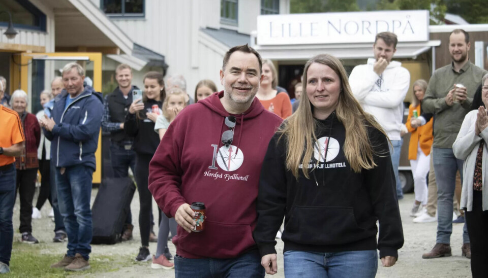PRISVINNERE: Duoen ved Nordpå Fjellhotell ble overrasket med pris fredag. Foto: Eskil Buseth Folstad